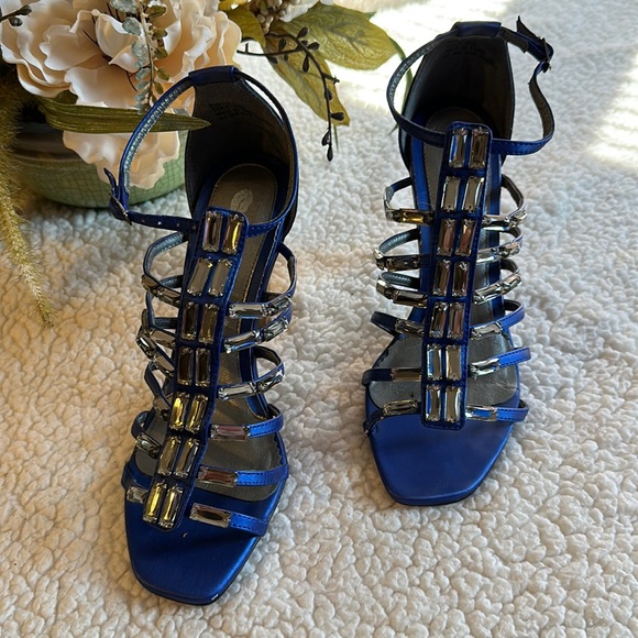 🌺 Two Lips Sexy Embellished Strappy 4” Heels Sz 8 - Picture 3 of 11